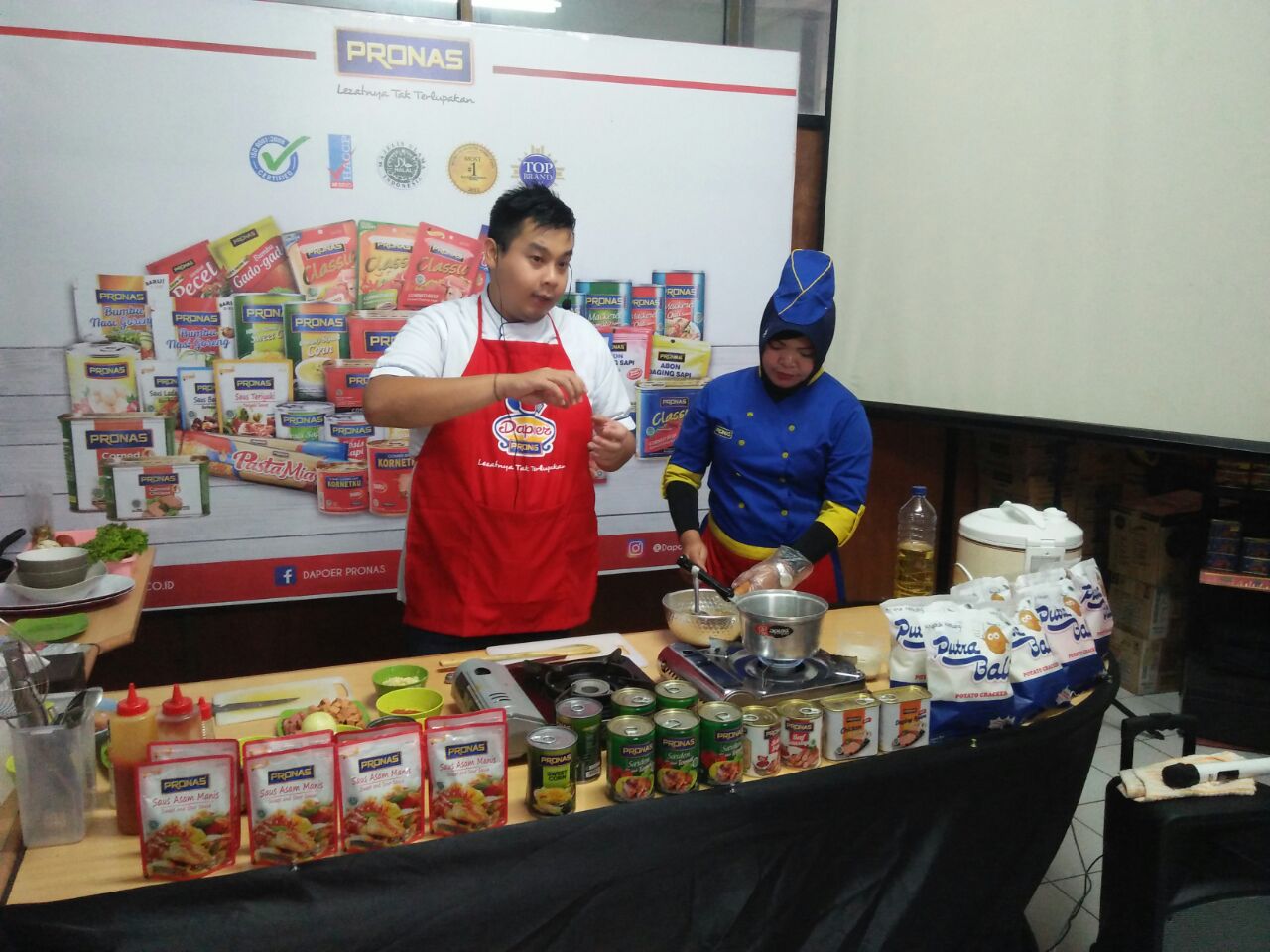 Dapoer pronas club kantor cabang Surabaya dengan â€œKomunitas baking langsung enak deltaâ€